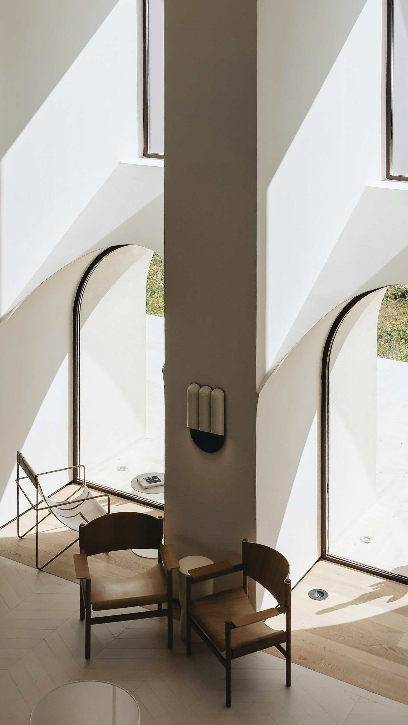 Fauteuils dans un intérieur chaleureux