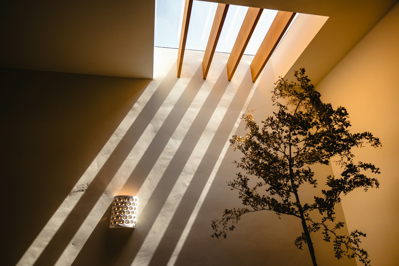 Intérieur lumineux aux matières naturelles