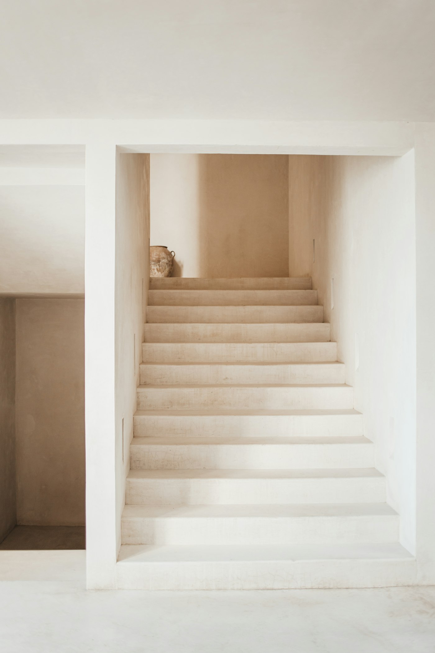 Escalier sculptural baigné de lumière